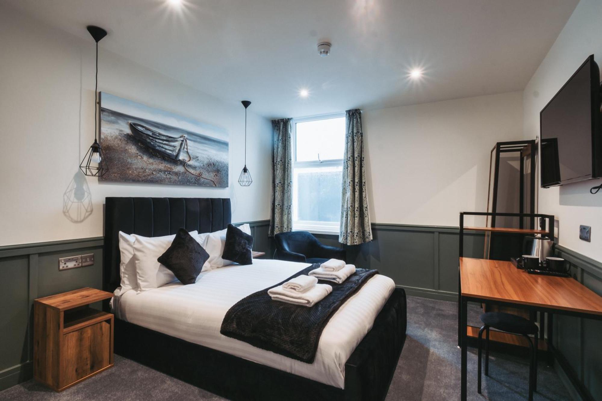 The Royal Bar & Shaker Hotel Morecambe Bagian luar foto