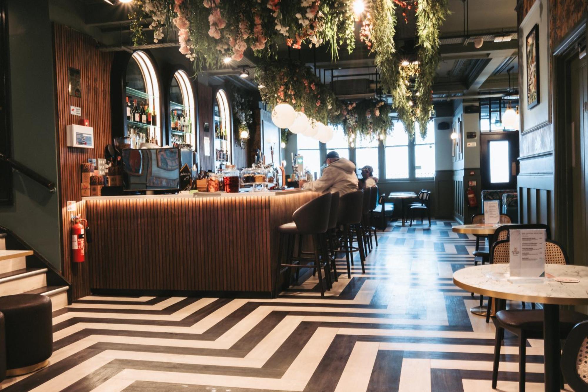 The Royal Bar & Shaker Hotel Morecambe Bagian luar foto