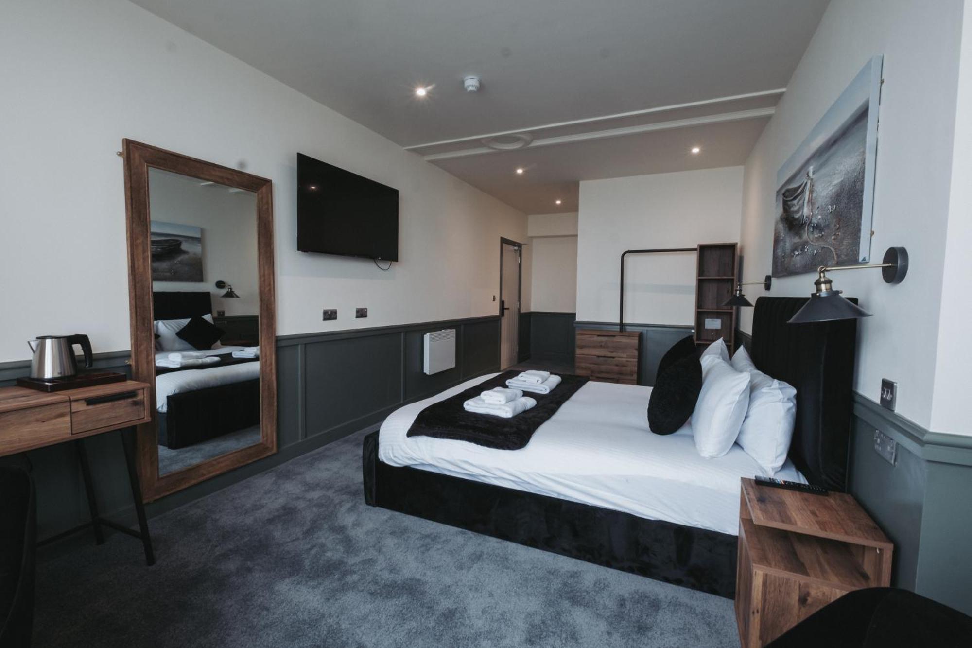 The Royal Bar & Shaker Hotel Morecambe Bagian luar foto