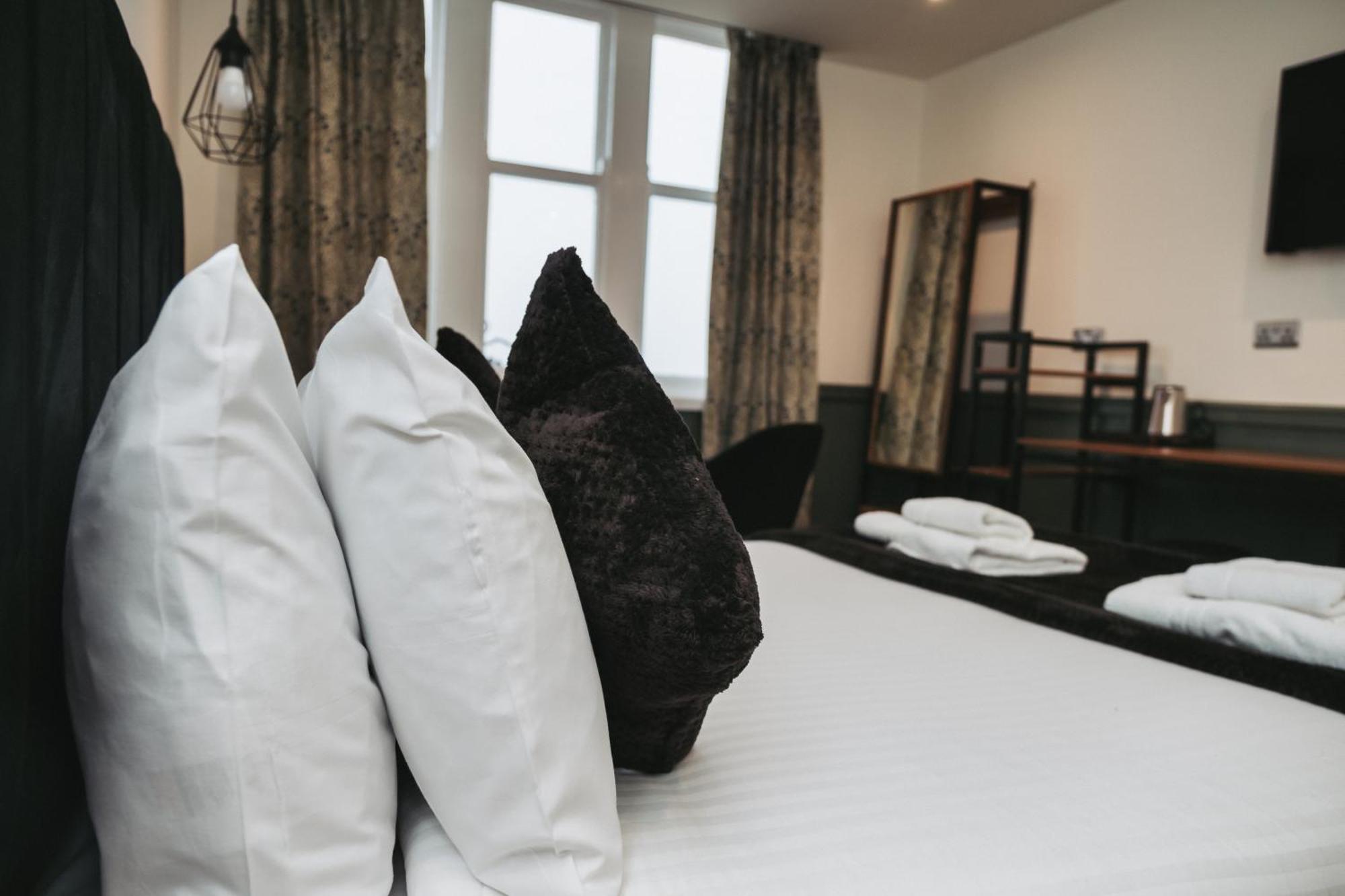The Royal Bar & Shaker Hotel Morecambe Bagian luar foto